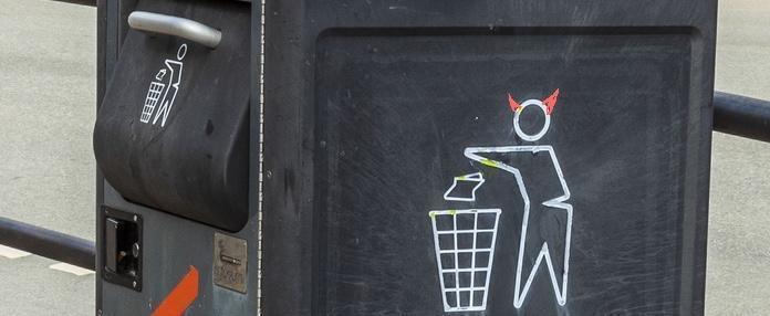 В Швеции установили уличные мусорные баки с эротичной озвучкой