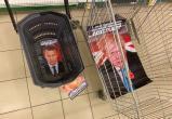 В московском магазине тележки и корзины застелили портретами западных политиков