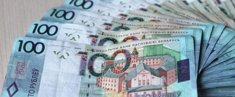В Беларуси с 1 июля выпускается в обращение новая банкнота 100 рублей