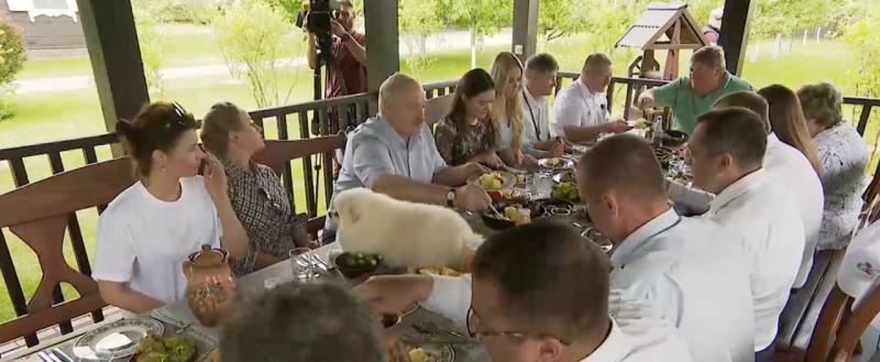 Лукашенко усадил собаку на стол во время обеда с аграриями
