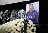 Сотни людей пришли на прощание с Юрием Шатуновым в Москве