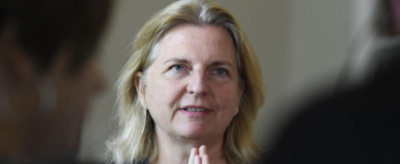 Бывшая глава МИД Австрии Карин Кнайсл вынуждена была покинуть страну из-за угроз расправы