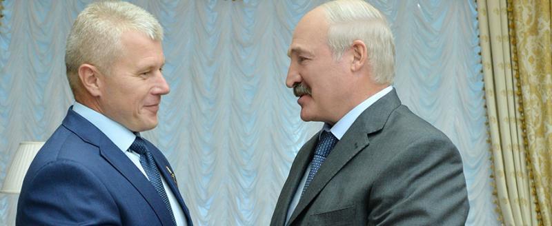 Лукашенко угостил космонавта Новицкого своим фирменным салатом "Молодость. Антиковидный"