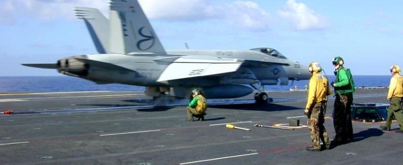 Истребитель F-18 сдуло в Средиземное море с палубы американского авианосца