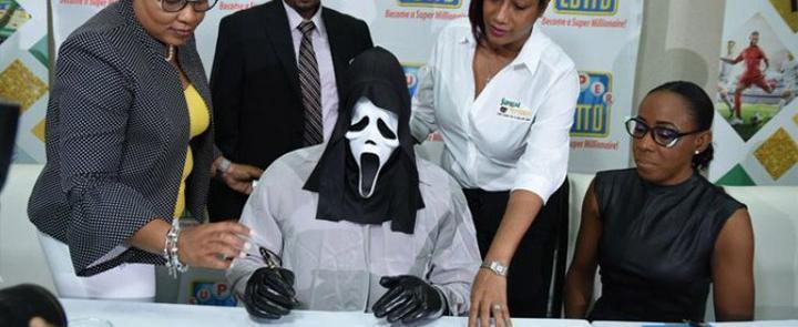 Победитель лотереи в Ямайке захотел сохранить инкогнито с помощью маски из фильма "Крик"