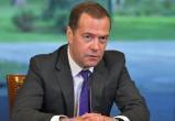 Медведев призвал хранить сбережения в рублях из-за падения евро к доллару