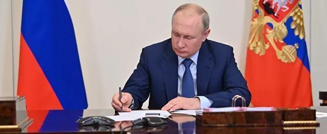 Путин утвердил закон, приравнивающий службу на стороне противников России к госизмене