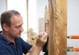 Питер Демец вырезает из дерева "живые" скульптуры людей