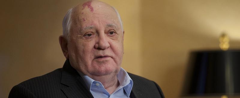 На руках нет живого места: жуткое фото 91-летнего Горбачева из больницы слили в Сеть