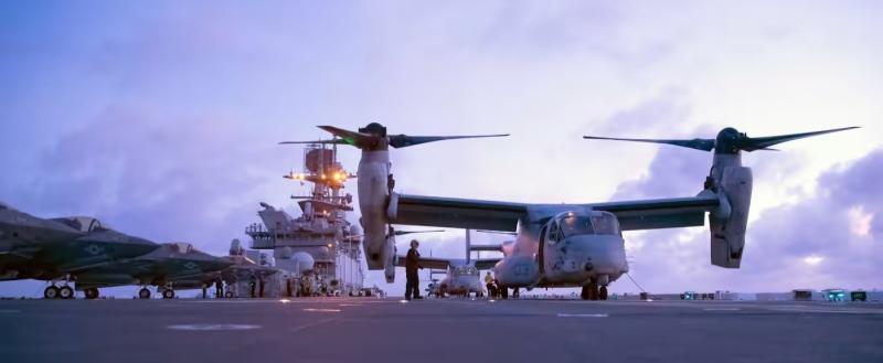 Конвертоплан MV-22 Osprey в кабине экипажа десантного авианосца USS Tripoli