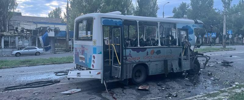 В Донецке артиллерийский снаряд попал в пассажирский автобус 