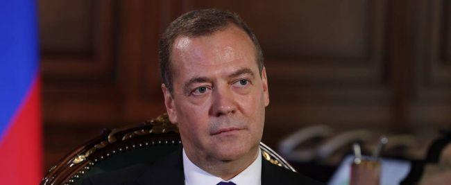 Медведев видит в будущем Зеленского трибунал или вторые роли в комедиях