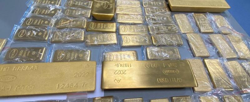 "Туристы" пытались вывезти 225 кг золота из России на пассажирском самолете