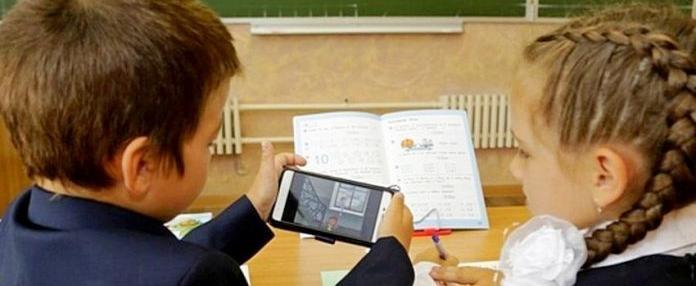 Российским школьникам запретили пользоваться телефонами на уроках с 1 сентября