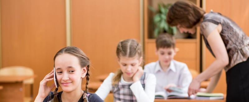 Белорусским школьникам запретят звонить родителям на переменах