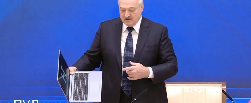 Лукашенко показал ноутбук, сделанный на заводе "Горизонт"