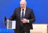 Лукашенко показал ноутбук, сделанный на заводе "Горизонт"