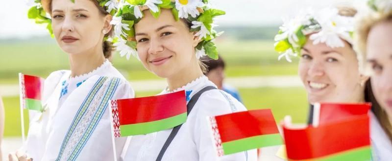 Лукашенко поздравил белорусский народ с Днем народного единства