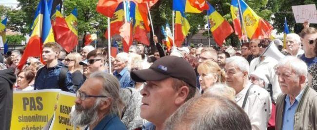 В Кишиневе начались массовые акции протеста с требованием смены власти в Молдове