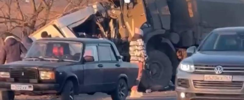 16 человек погибли в аварии автобуса и военного грузовика в ДНР