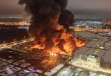 Пожар полностью охватил торговый центр «Мега Химки» в Подмосковье