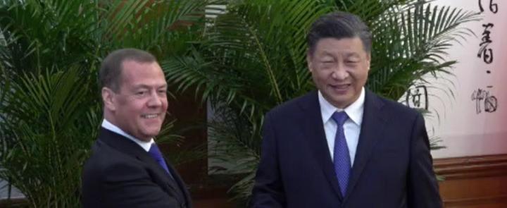 Медведев лично передал послание Путина главе Китая Си Цзиньпину