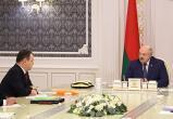 Лукашенко обсудил повышение зарплат бюджетников на совещании