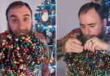 Американец украсил свою бороду 710 новогодними игрушками