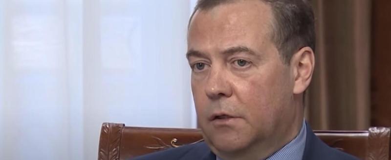 Медведев призвал не пускать в Россию «уехавших предателей»