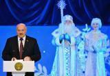 Лукашенко пришел на главную елку страны с подарками «для взрослых»