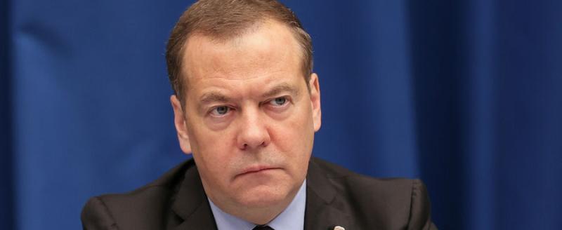 Медведев призвал разбираться с предателями по правилам военного времени