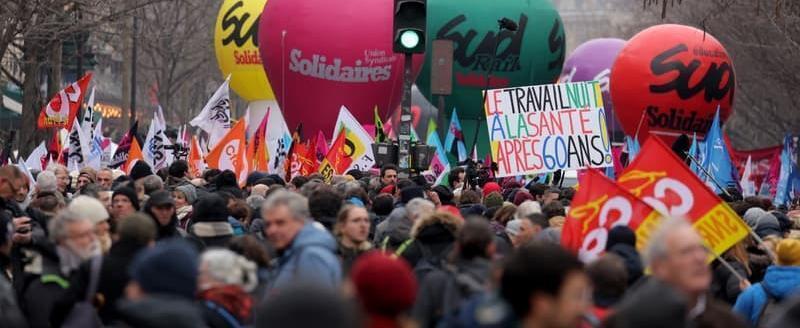 Более миллиона французов вышли на протест против пенсионной реформы