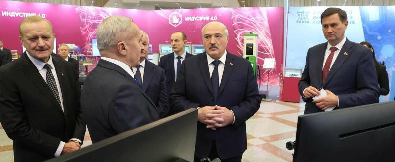 Лукашенко поменял рабочий компьютер Apple на белорусский «Горизонт»