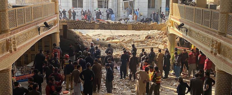 В Пакистане при взрыве мечети погибло не менее 70 человек
