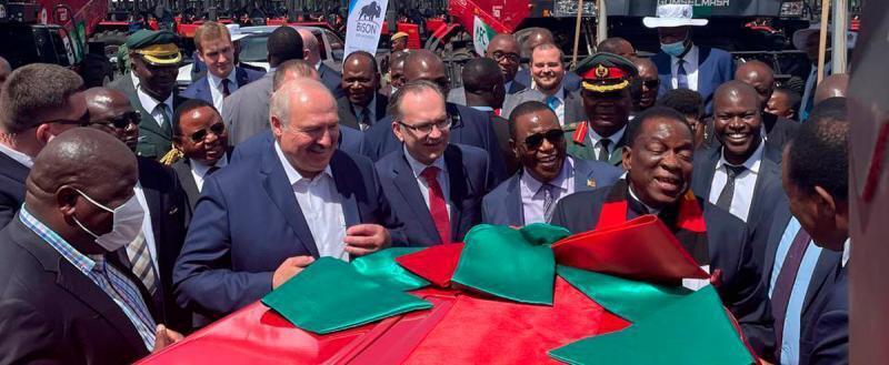 Лукашенко подарил белорусский трактор Президенту Зимбабве