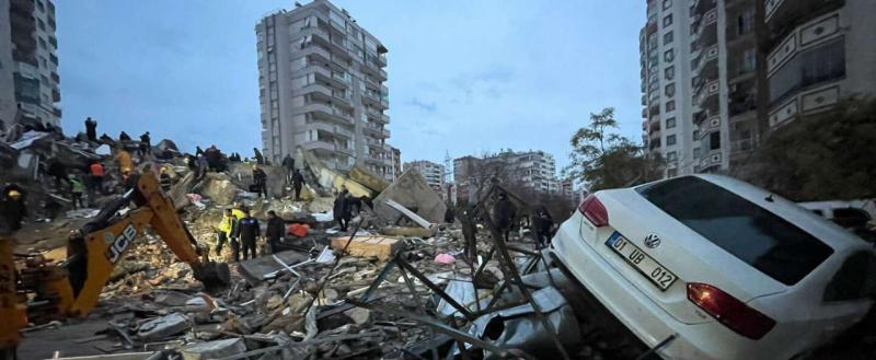 В Турции из-за землетрясения погибли 284 человека и еще более 2 300 пострадали