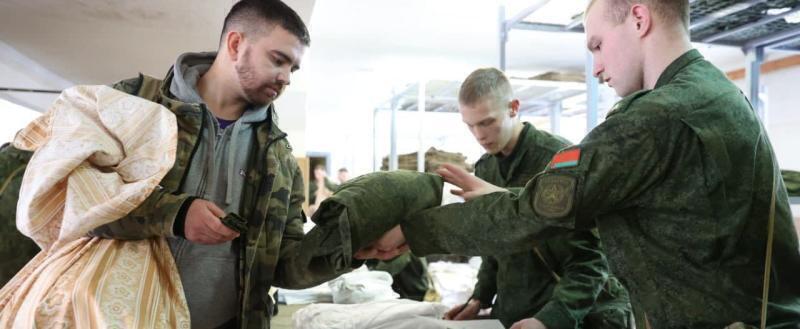 Военнообязанные белорусы прибывают в воинские части для проверки боевой готовности
