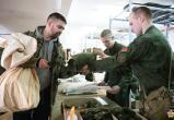 Военнообязанные белорусы прибывают в воинские части для проверки боевой готовности