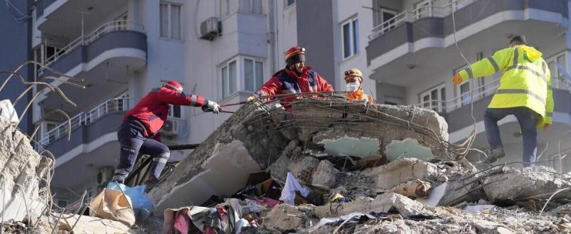 В Турции из-под завалов пытаются спасти семью с двумя детьми из России 