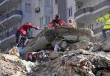 В Турции из-под завалов пытаются спасти семью с двумя детьми из России 