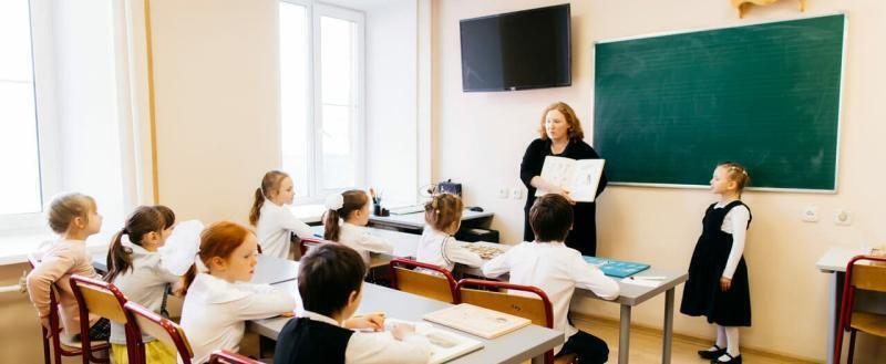 Российские школы испытают дефицит учителей: в трети из них нет большинства преподавателей