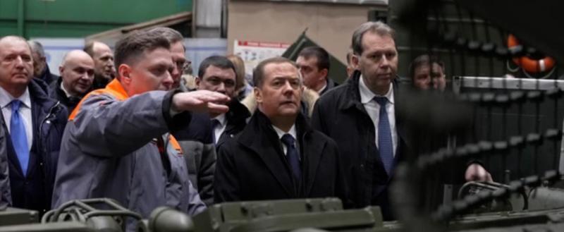 Медведев заявил об увеличении объемов производства российских танков