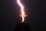Молния ударила прямо в голову статуи Христа в Рио-де-Жанейро