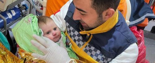 7-месячный ребенок выжил после шести дней под завалами в Турции (видео)