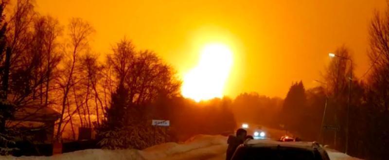 В Ярославской области из-за сильного взрыва загорелся магистральный газопровод
