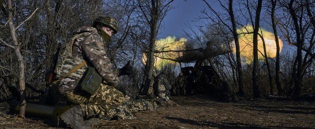 Украинские солдаты обстреливают российские позиции на передовой недалеко от Бахмута