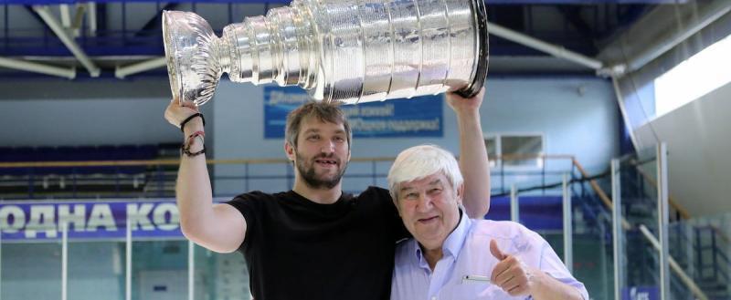 Российский хоккеист Александр Овечкин объявил о смерти отца