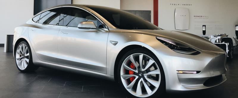 Tesla отзывает более 360 тысяч электромобилей из-за угрозы аварий
