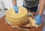 Итальянские наркодилеры прятали кокаин в пармезане