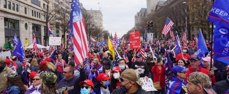 В Вашингтоне сотни людей вышли на акцию протеста против НАТО и военной поддержки Украины